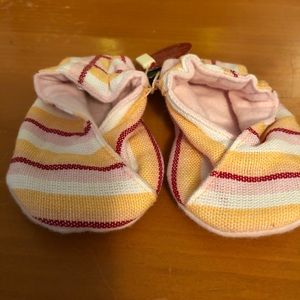Guatemalan baby booties NWT